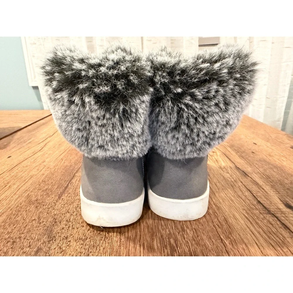 Kids Reaction Kenneth Cole‎ Gray Faux Fur Trim Neffi Logo  Size 11.5